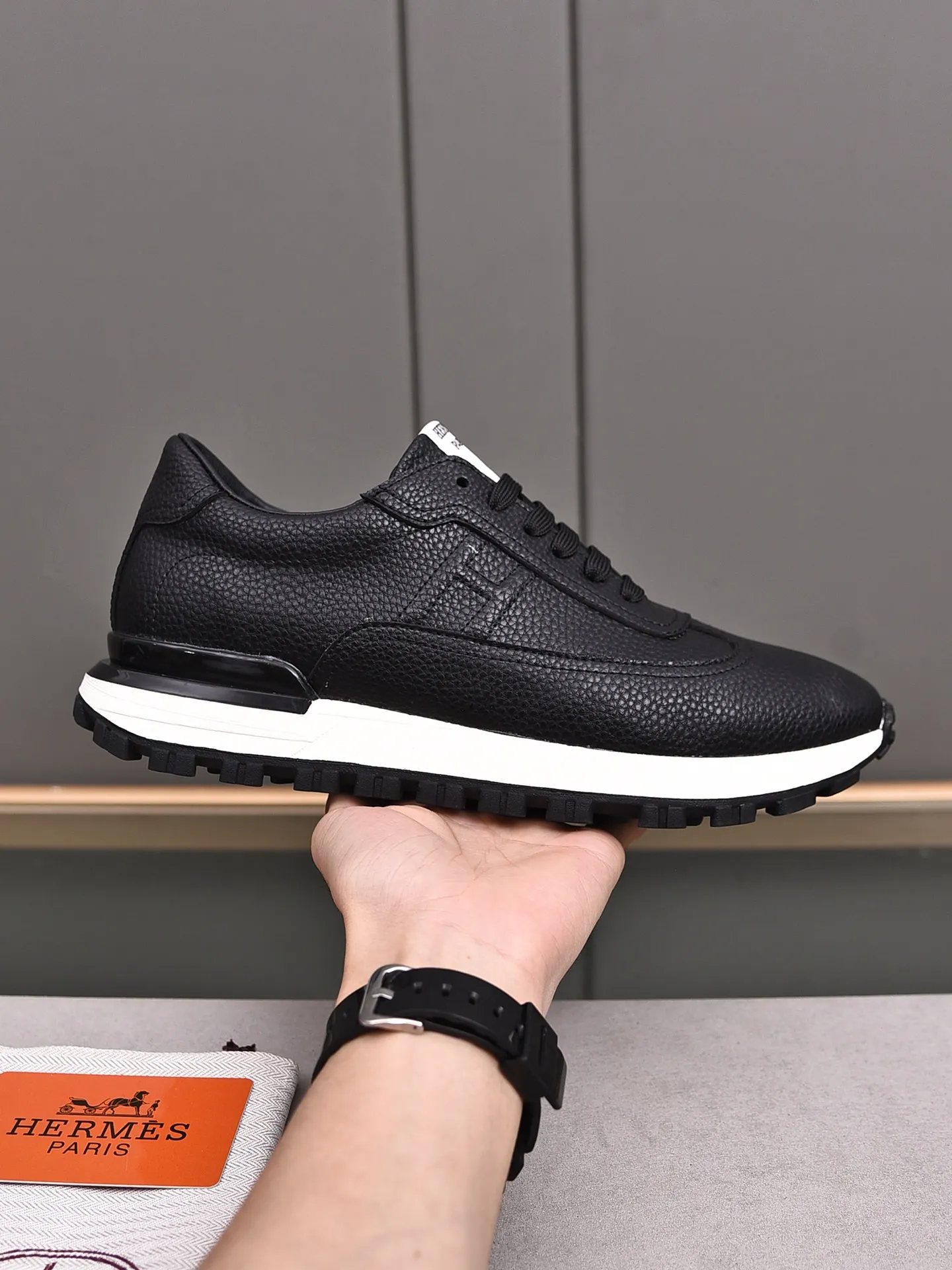 📛📛📛PPP440 (Hermes)🆕Men's color-blocked sneakers with textured calfskin details. Spliced ​​with original cowhide, this shoe draws inspiration from the equestrian world, integrating technical details and practical functions. Breathable sheep lining, original combination outsole, high-end quality, and every detail is perfectly combined! Size: 38-44 (45 can be customized)